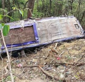 दाउन्नेमा बस दुर्घटना, चार जनाको मृत्यु, ४९ घाइते