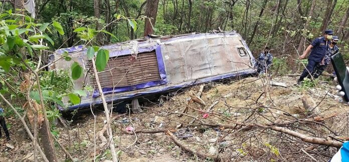 दाउन्नेमा बस दुर्घटना, चार जनाको मृत्यु, ४९ घाइते