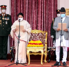 प्रधानमन्त्री ओली र नयाँ मन्त्रीबाट शपथ ग्रहण