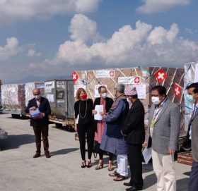 नेपाललाई अमेरिकी र स्वीस सरकारबाट स्वास्थ्य सामग्री एवं उपकरण हस्तान्तरण