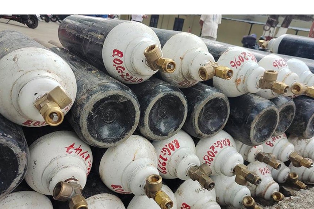 सरकारले चीनबाट ल्यायो १८ हजार अक्सिजन सिलिन्डर