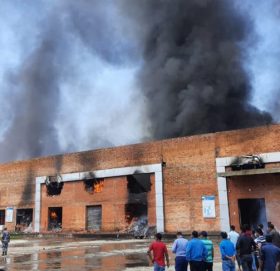 चौधरी उद्योग ग्राममा लागेको आगो पाँच घण्टापछि नियन्त्रणमा