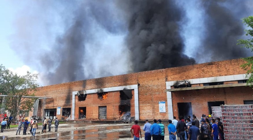 चौधरी उद्योग ग्राममा लागेको आगो पाँच घण्टापछि नियन्त्रणमा