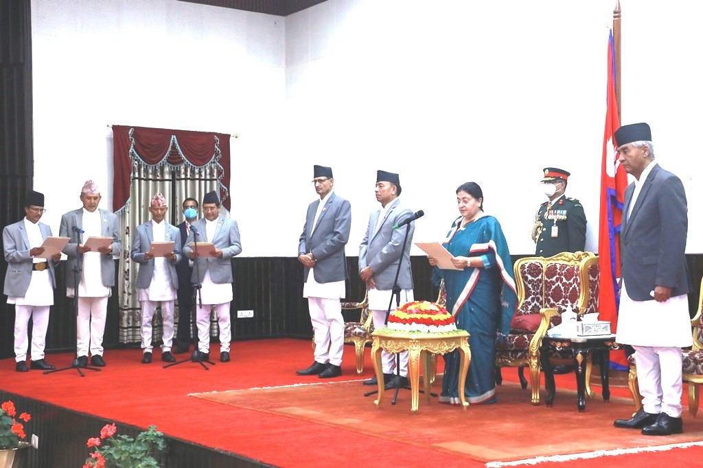नवनियुक्त मन्त्रीहरुले लिए शपथ