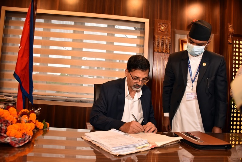 नवनियुक्त अर्थमन्त्री शर्माले सम्हाल्नुभयो कार्यभार