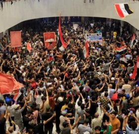 इराकमा उच्च सुरक्षा घेरा तोड्दै प्रदर्शनकारी संसद् भवनमा प्रवेश