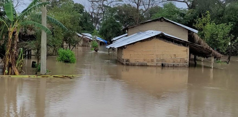 कर्णालीमा बनेका तटबन्ध भत्किँदा बस्ती जोखिममा
