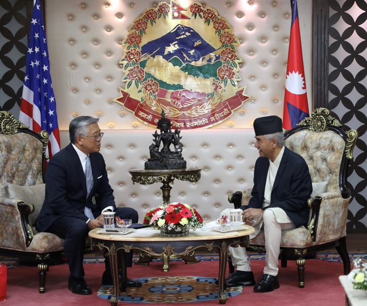प्रधानमन्त्री देउवा-अमेरिकी सहायक विदेशमन्त्री लु भेटवार्ता