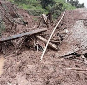 पहिरोले घर बगाउँदा दुईको मृत्यु, तीन जना बेपत्ता