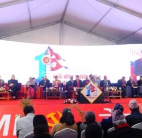 अध्यक्ष ओलीमाथि इश्वर र सुरेन्द्रको प्रश्नै प्रश्न : जे अनुकूल लाग्छ त्यही गर्दै जाने हो ?