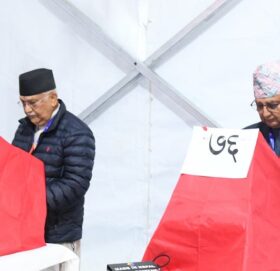 नेकपा एमालेको नयाँ नेतृत्व चयनका लागि मतदान सुरु, केपी ओली र इश्वर पोखरेलले गरे पहिलो मतदान