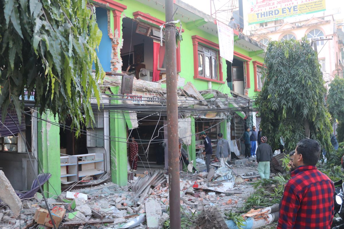 हेटौँडा बजार क्षेत्रमा सडक सीमा चौडासँगै विस्तार कार्य सुरु, ५३१ घरटहरा भत्काइयो